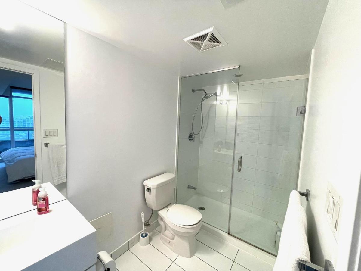 Three-Bedroom Condo With Free Parking Nearby Cn Tower With Lake View Toronto Esterno foto