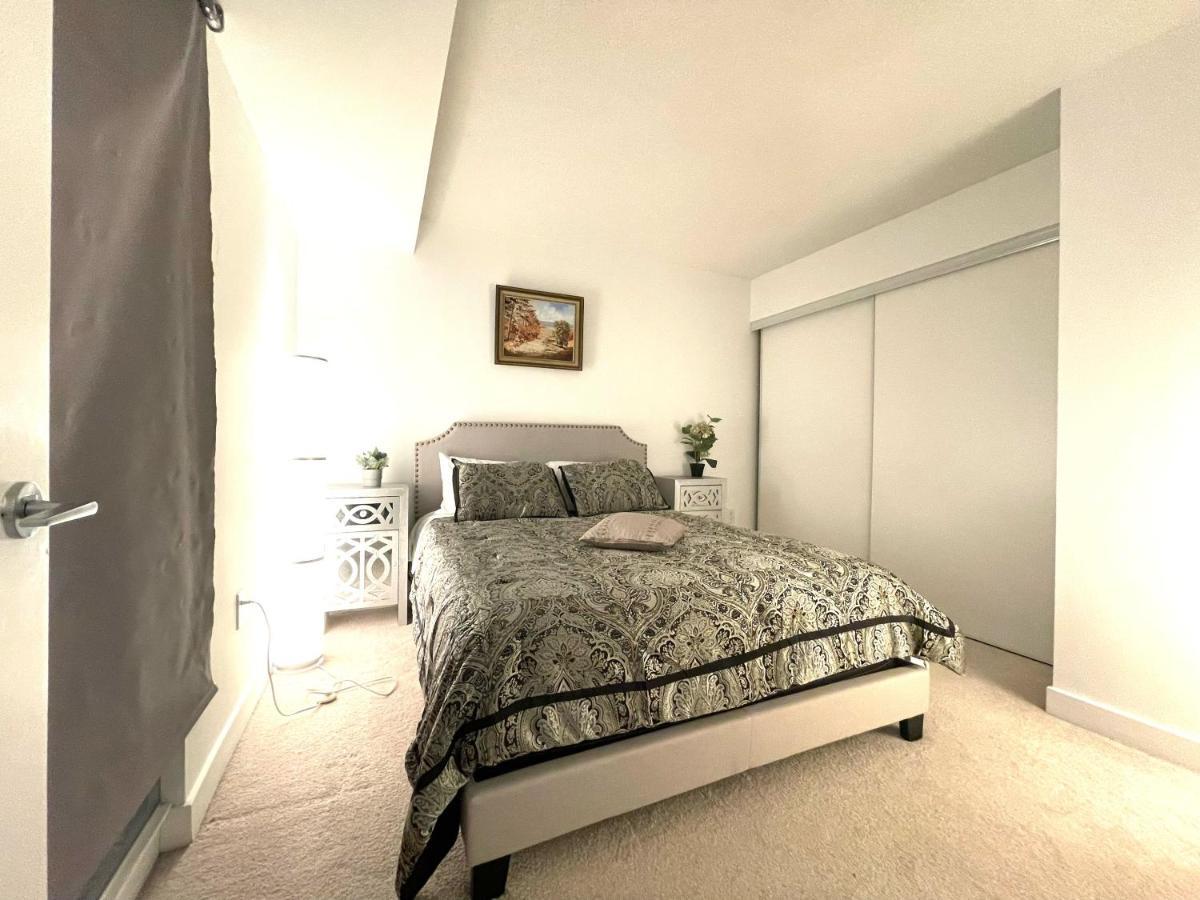 Three-Bedroom Condo With Free Parking Nearby Cn Tower With Lake View Toronto Esterno foto