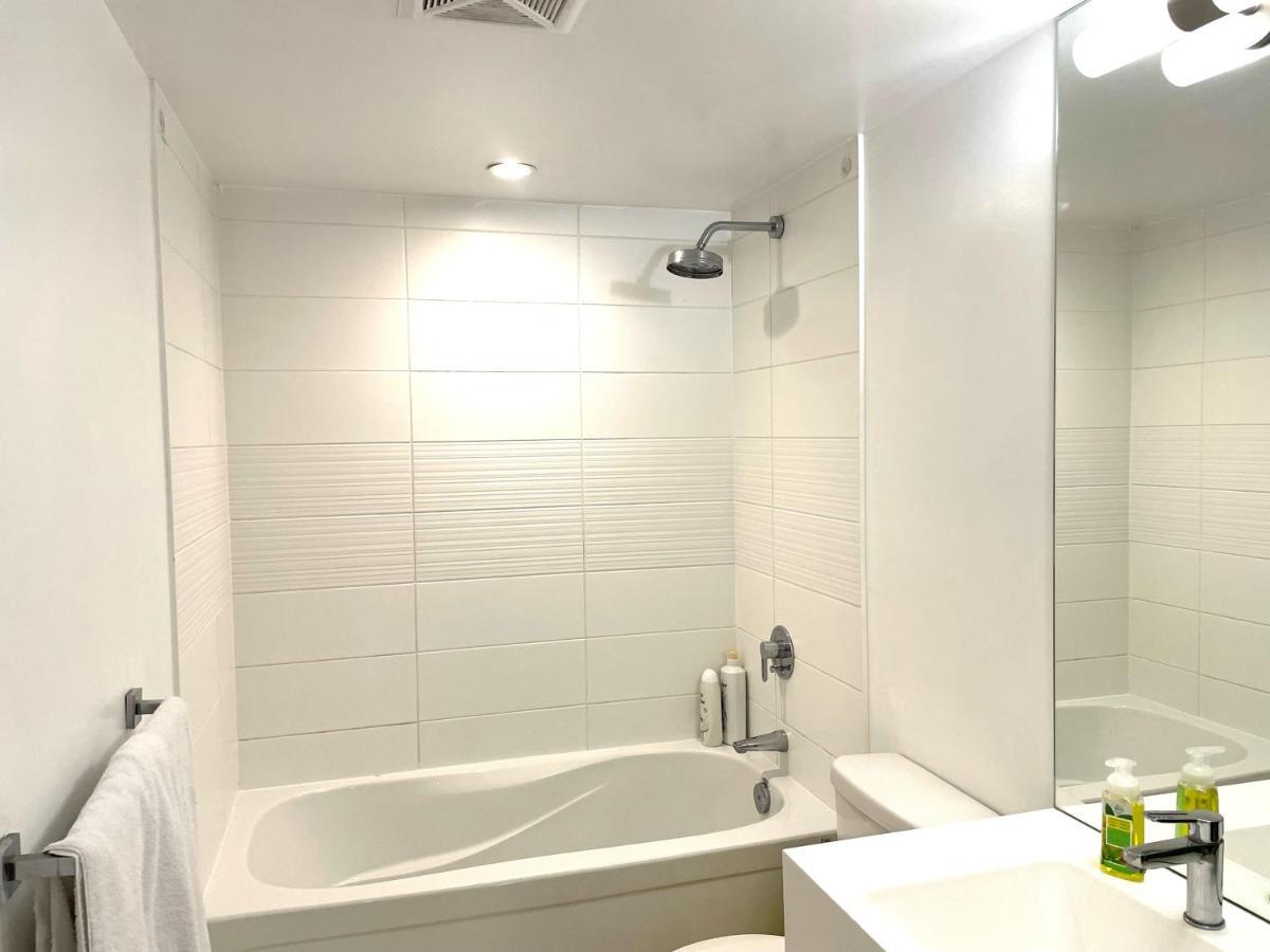Three-Bedroom Condo With Free Parking Nearby Cn Tower With Lake View Toronto Esterno foto