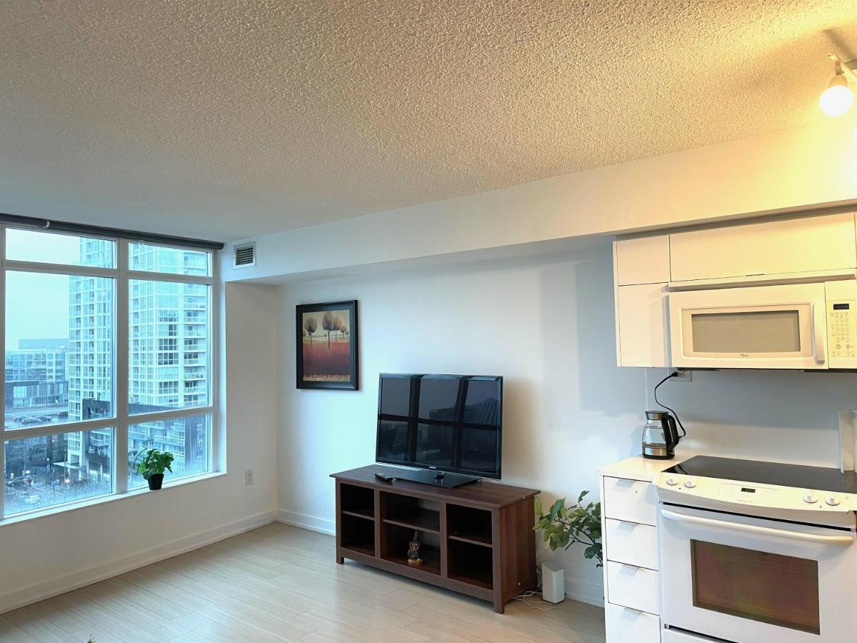 Three-Bedroom Condo With Free Parking Nearby Cn Tower With Lake View Toronto Esterno foto