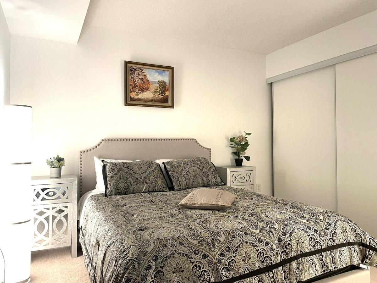 Three-Bedroom Condo With Free Parking Nearby Cn Tower With Lake View Toronto Esterno foto