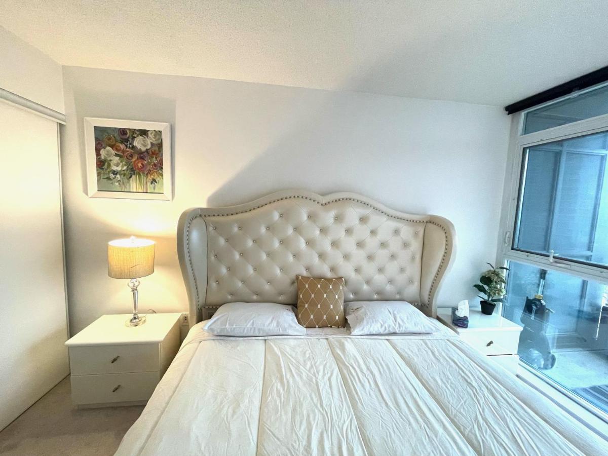 Three-Bedroom Condo With Free Parking Nearby Cn Tower With Lake View Toronto Esterno foto