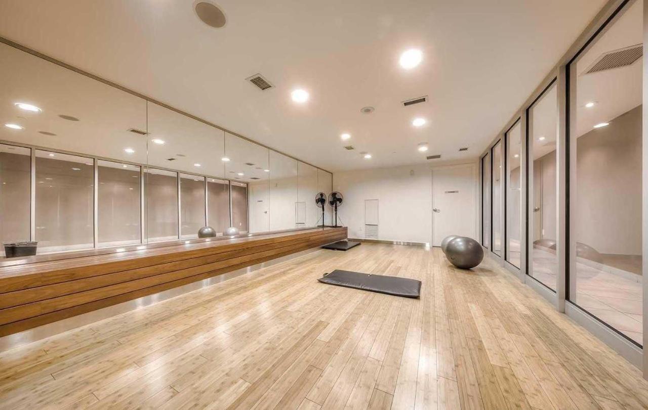 Three-Bedroom Condo With Free Parking Nearby Cn Tower With Lake View Toronto Esterno foto
