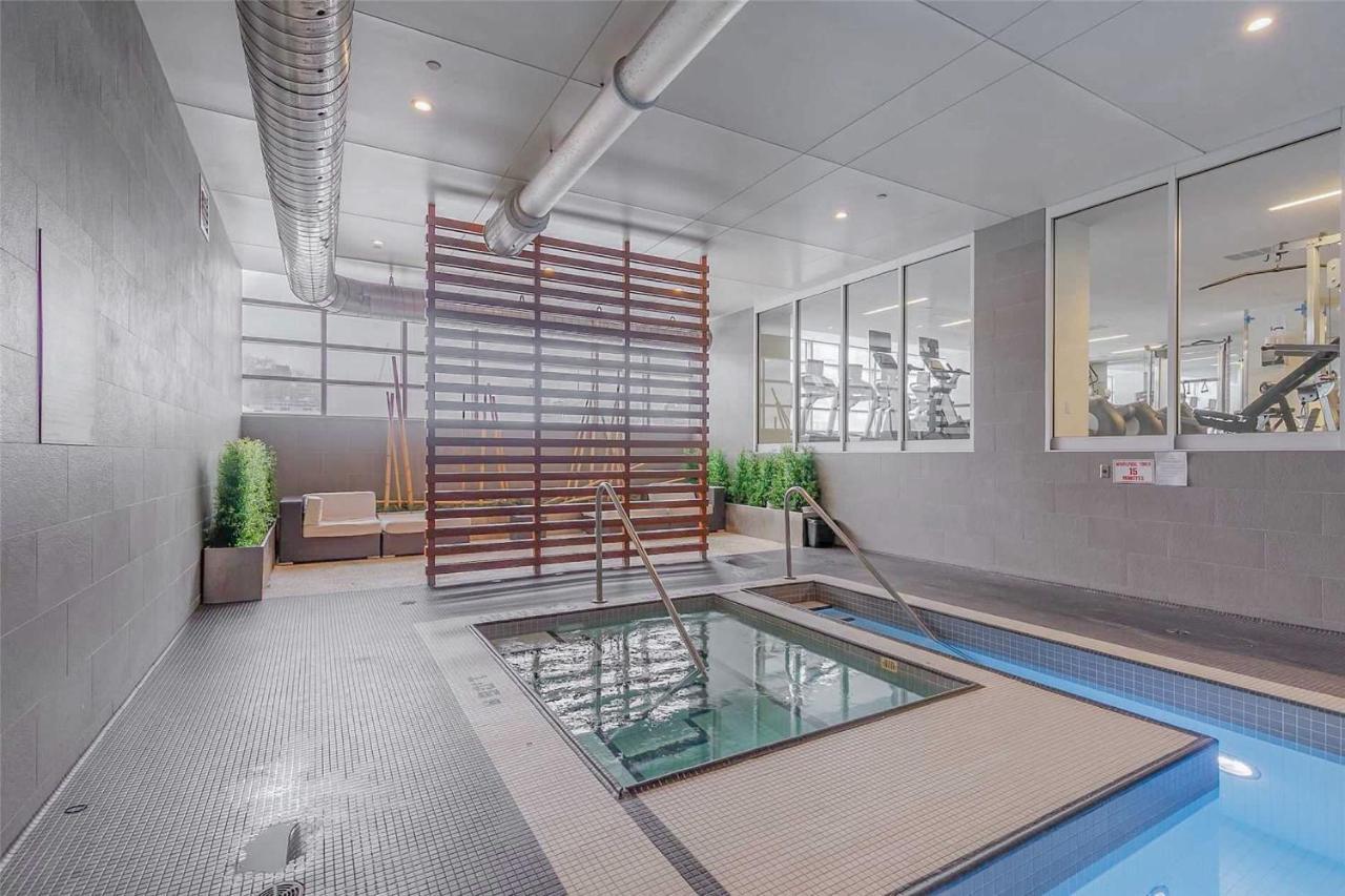 Three-Bedroom Condo With Free Parking Nearby Cn Tower With Lake View Toronto Esterno foto