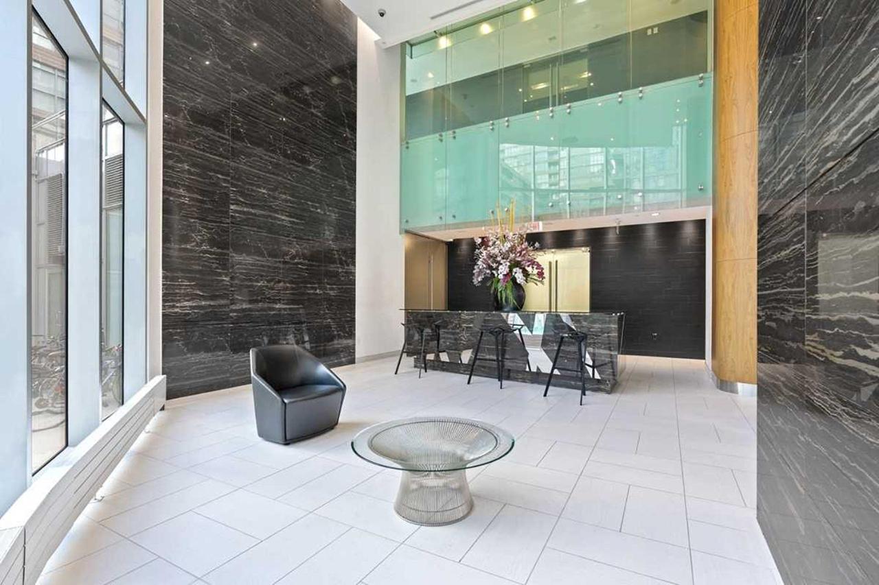 Three-Bedroom Condo With Free Parking Nearby Cn Tower With Lake View Toronto Esterno foto