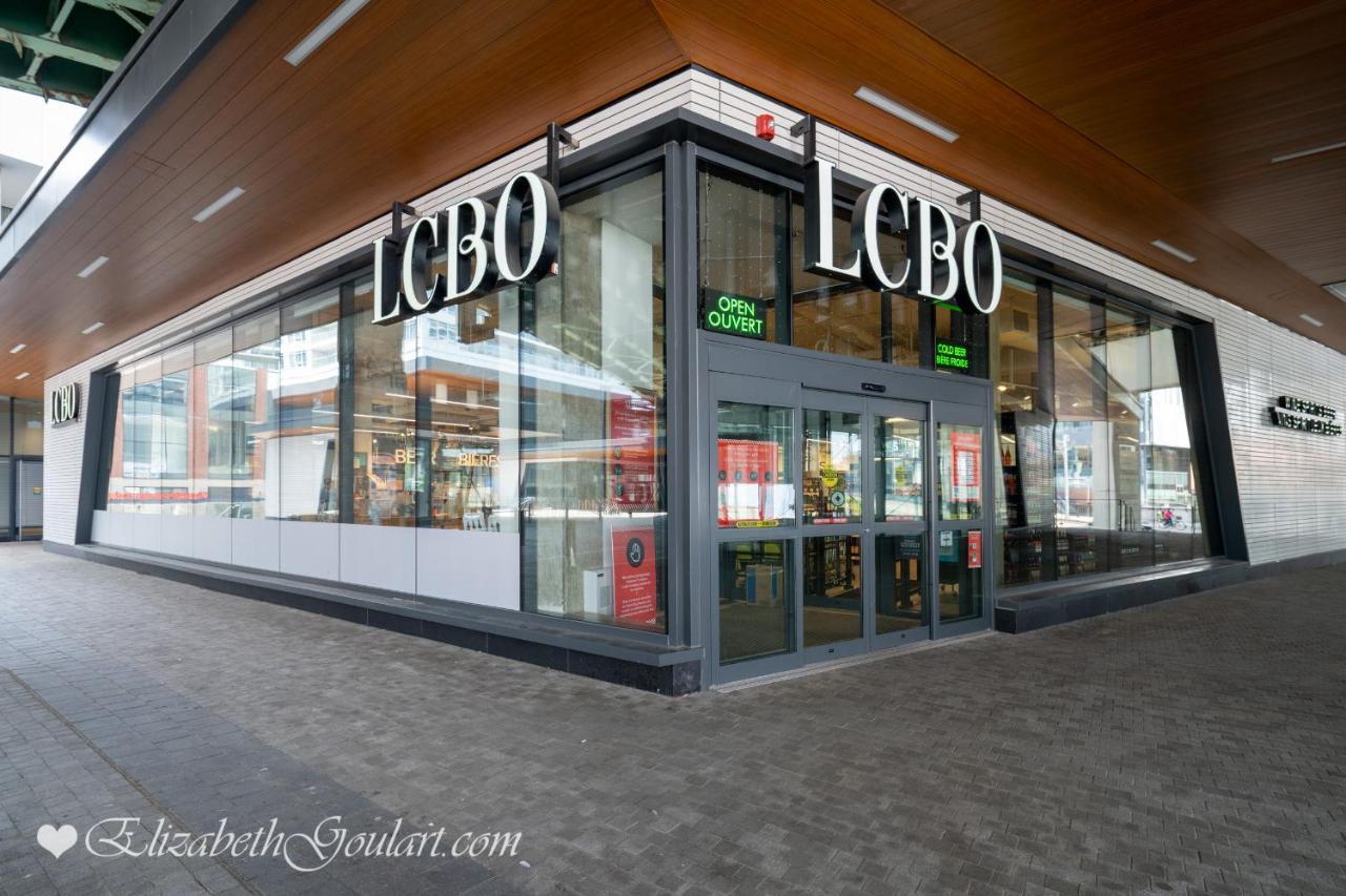 Three-Bedroom Condo With Free Parking Nearby Cn Tower With Lake View Toronto Esterno foto