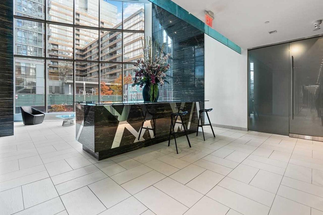 Three-Bedroom Condo With Free Parking Nearby Cn Tower With Lake View Toronto Esterno foto