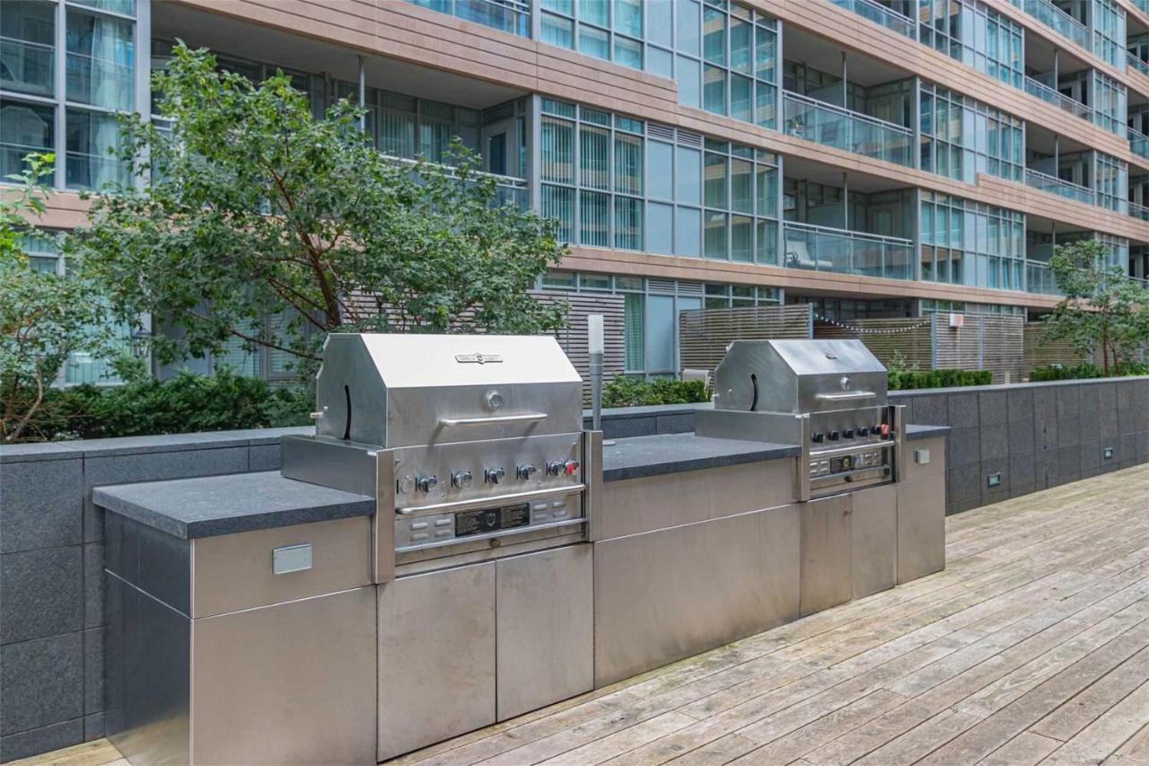Three-Bedroom Condo With Free Parking Nearby Cn Tower With Lake View Toronto Esterno foto