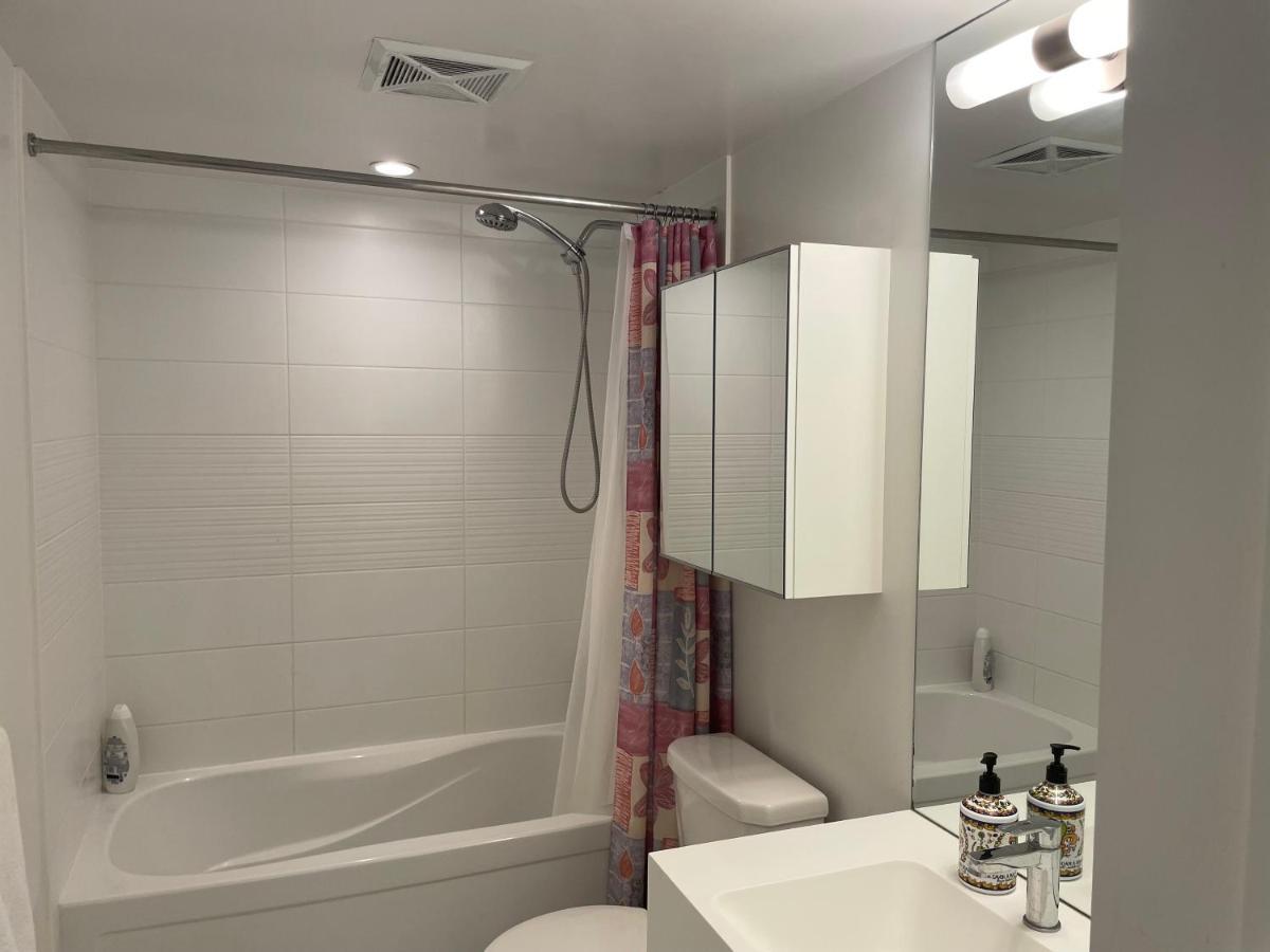 Three-Bedroom Condo With Free Parking Nearby Cn Tower With Lake View Toronto Esterno foto