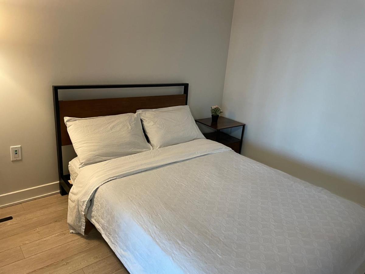 Three-Bedroom Condo With Free Parking Nearby Cn Tower With Lake View Toronto Esterno foto