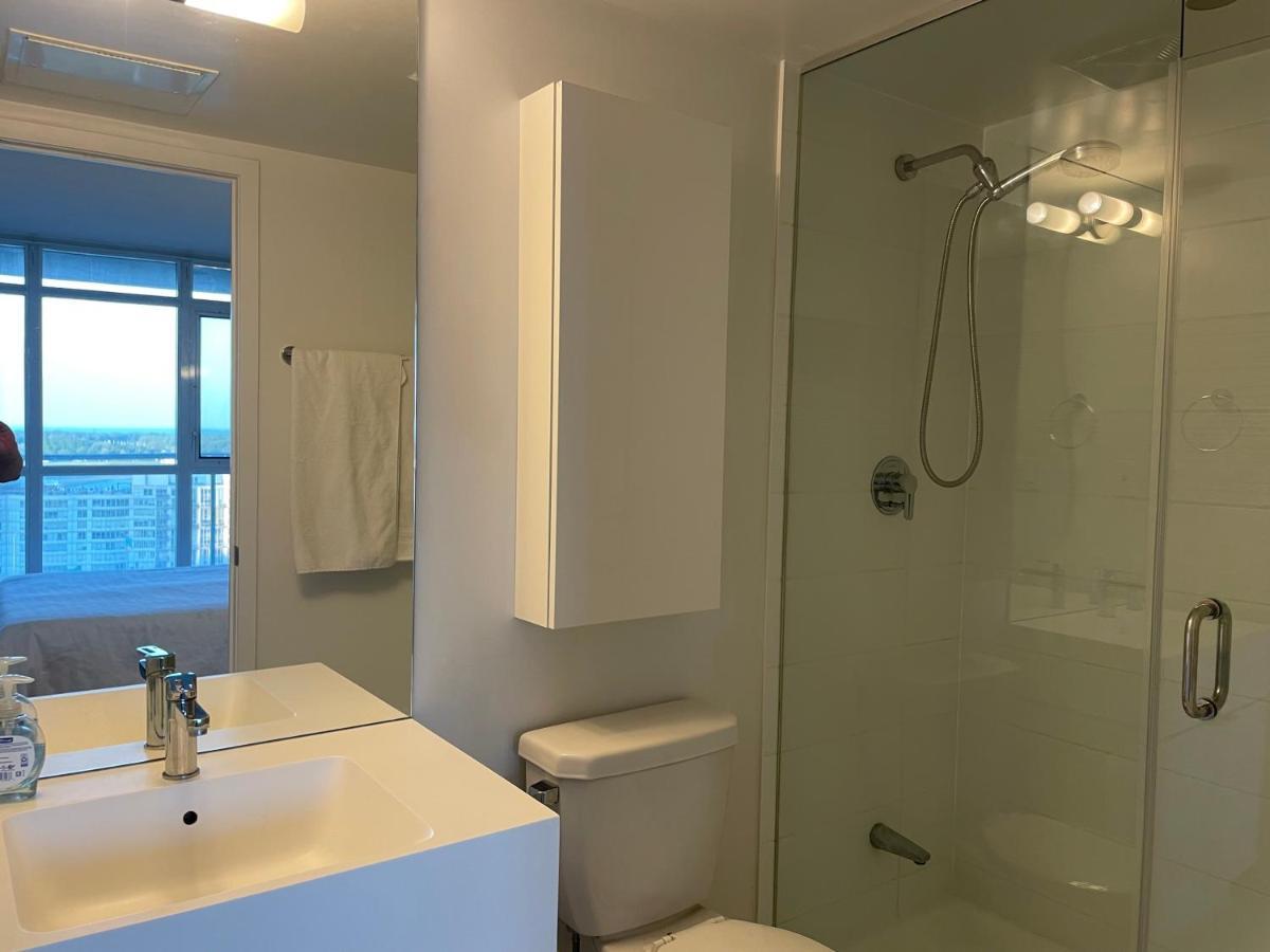 Three-Bedroom Condo With Free Parking Nearby Cn Tower With Lake View Toronto Esterno foto