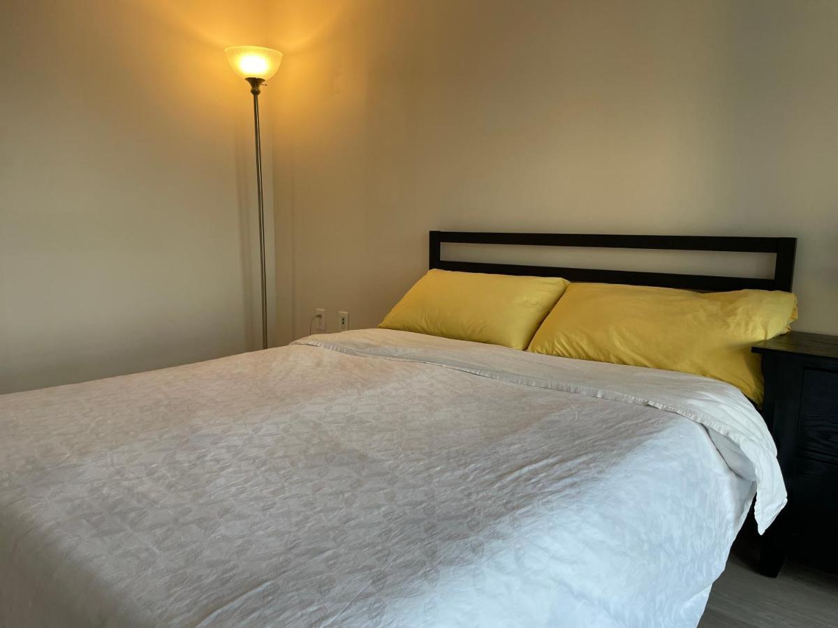 Three-Bedroom Condo With Free Parking Nearby Cn Tower With Lake View Toronto Esterno foto